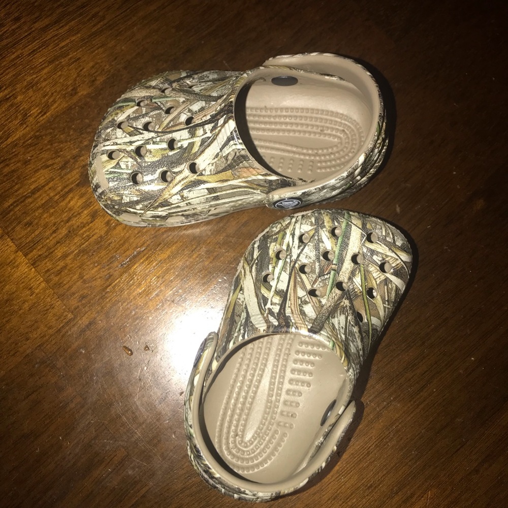 Infant crocs camo.